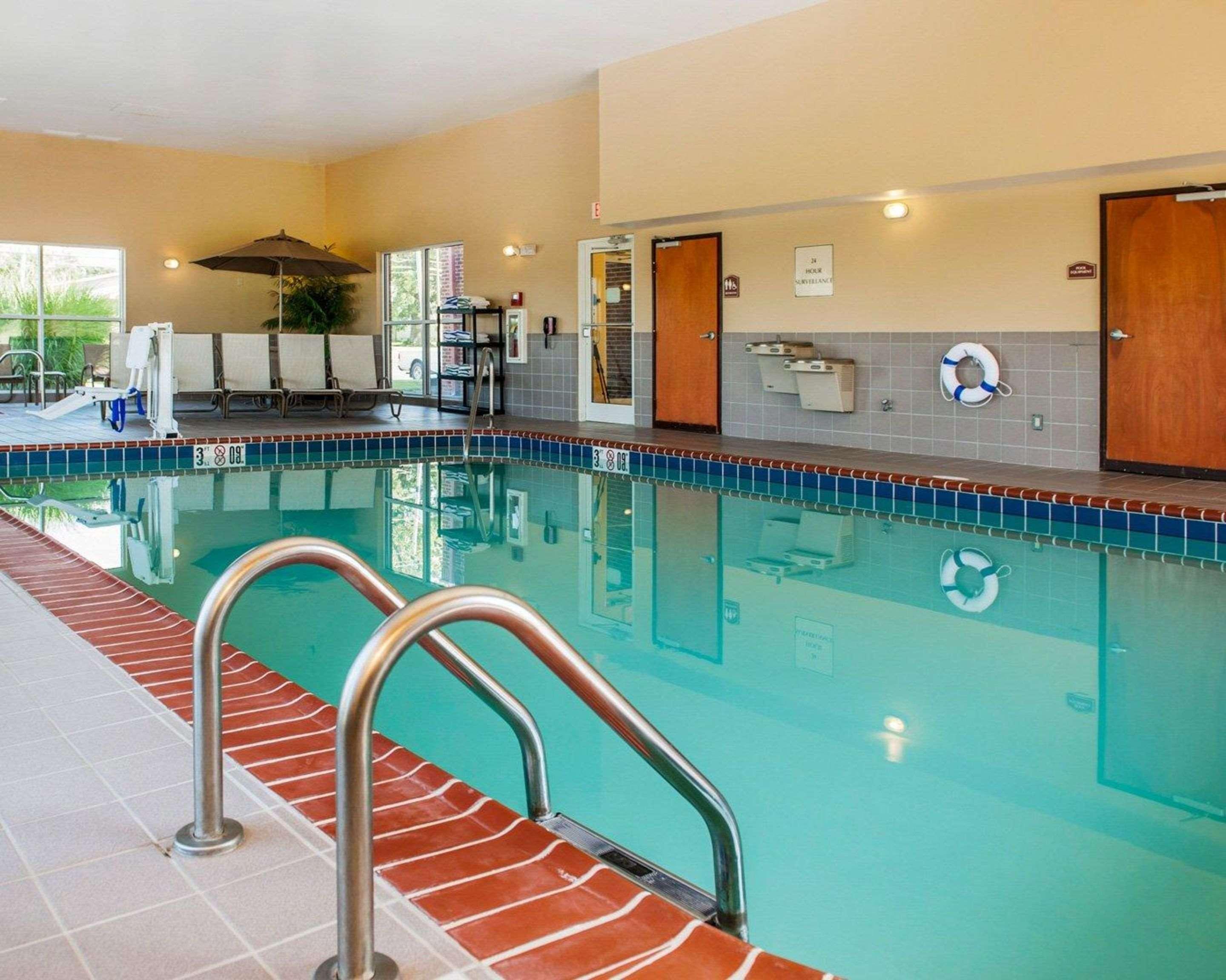 Comfort Suites Френч-Лик Экстерьер фото